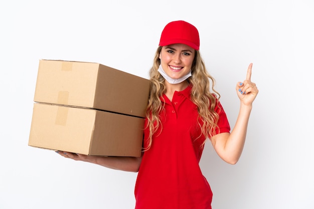 Foto mulher brasileira no delivery de comida isolada no branco apontando uma ótima ideia