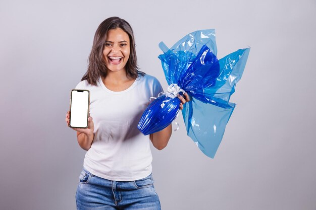 Mulher brasileira Páscoa segurando smartphone e ovo de Páscoa