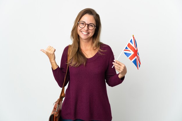 Mulher brasileira segurando uma bandeira do Reino Unido