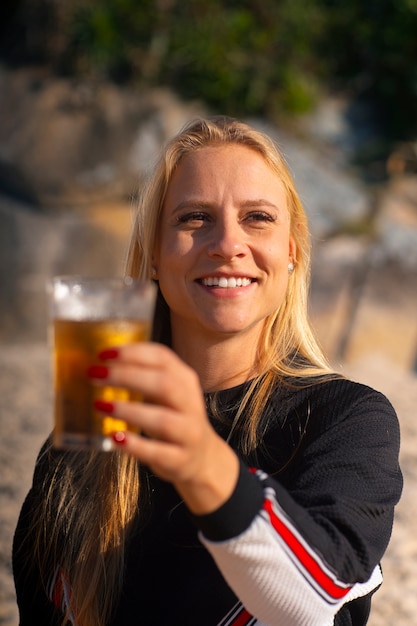 Mulher brasileira tomando guaraná ao ar livre