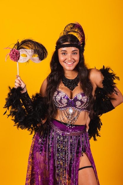 Mulher brasileira vestindo foto vertical de roupas de carnaval para uso móvel