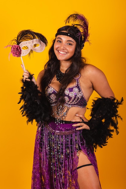 Mulher brasileira vestindo foto vertical de roupas de carnaval para uso móvel