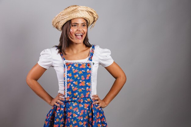 Mulher brasileira vestindo roupas country Festa de São João Festa Junina homem na cintura