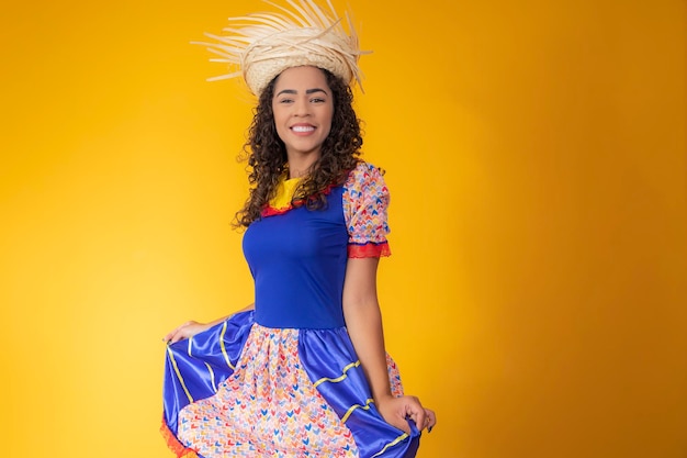 Foto mulher brasileira vestindo roupas típicas para a festa juninaxa