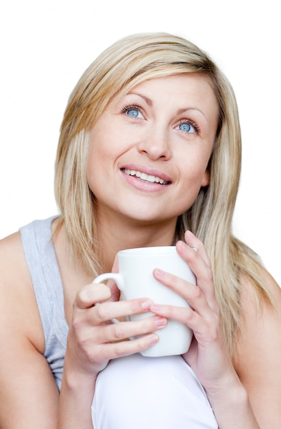 Mulher brilhante segurando uma xícara de café