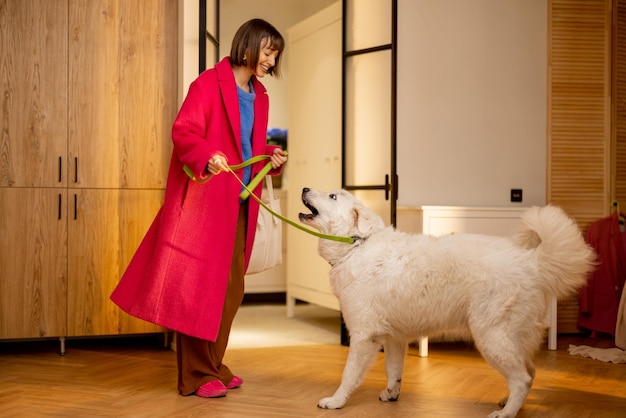 Mulher brinca com seu cachorro antes de sair para passear