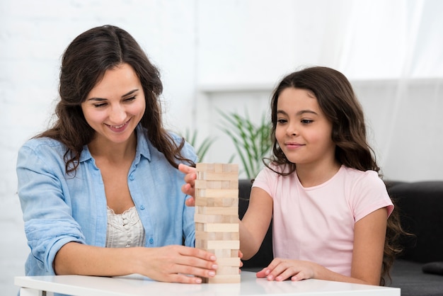 Mulher brincando com a filha um jogo de embarque