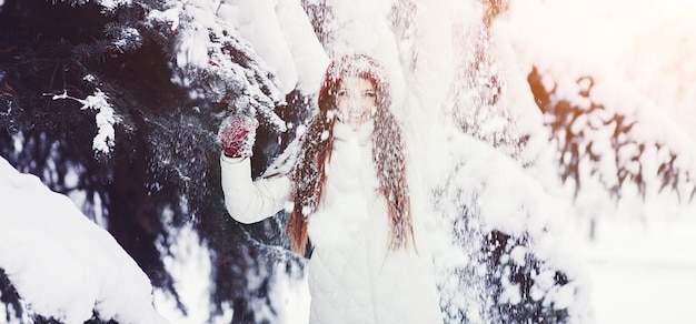 Mulher brincando com neve