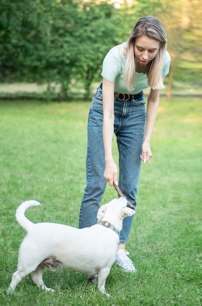 Mulher brincando com um cachorro da raça Jack Russell Terrier