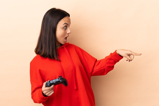 Mulher brincando com um controle de videogame