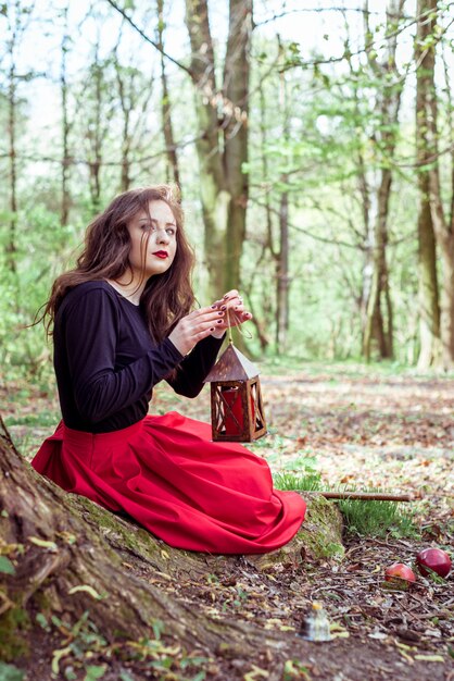 Menina modelo elegante e moderna na imagem de malévola posando