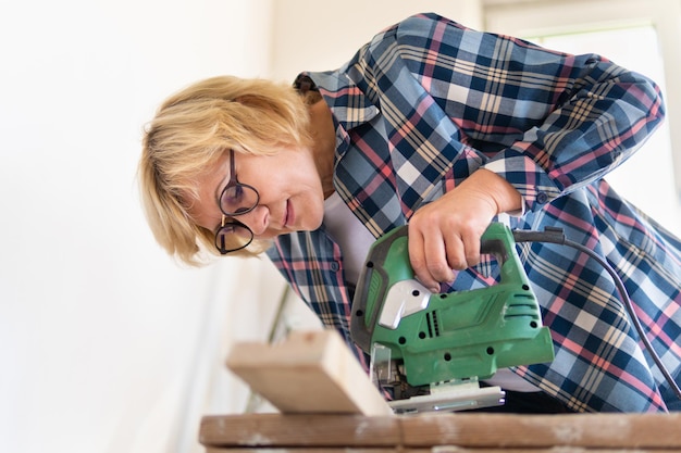 Mulher builder na sala da casa fazendo reparos