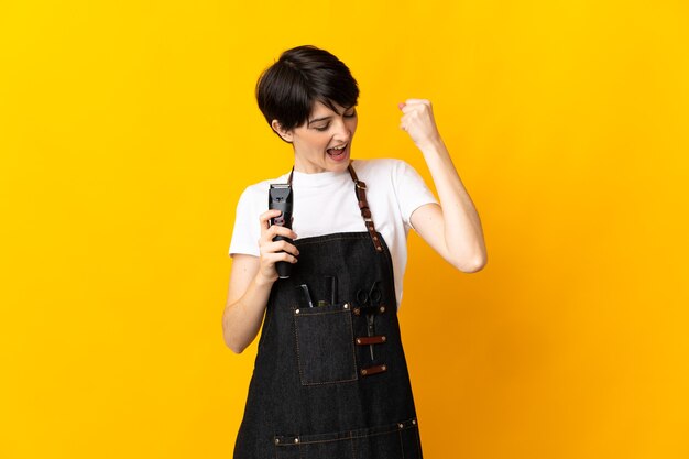 Foto mulher cabeleireira em amarelo celebrando uma vitória