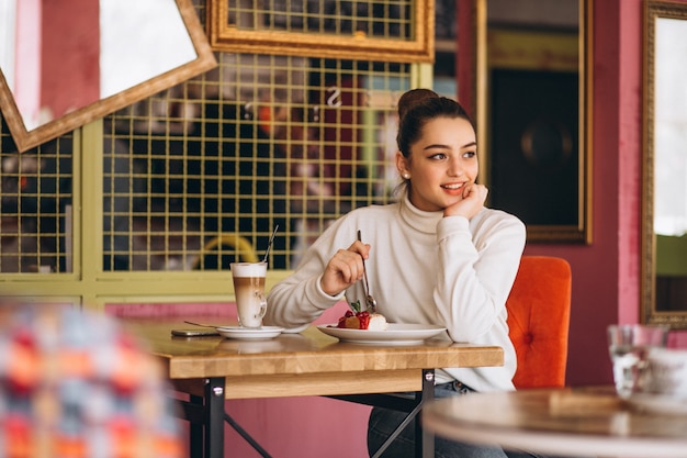 Mulher, café bebendo, e, comendo sobremesa