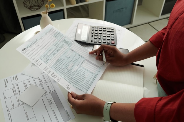 Foto mulher calculando suas contas domésticas