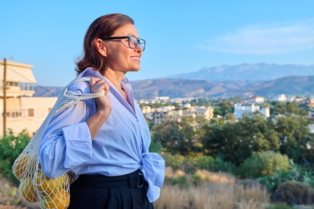 Mulher calma feliz aproveitando as férias na vista de perfil da natureza