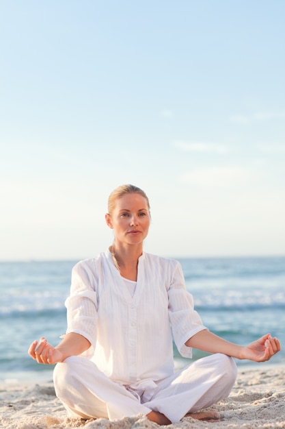 Mulher calmo praticando yoga