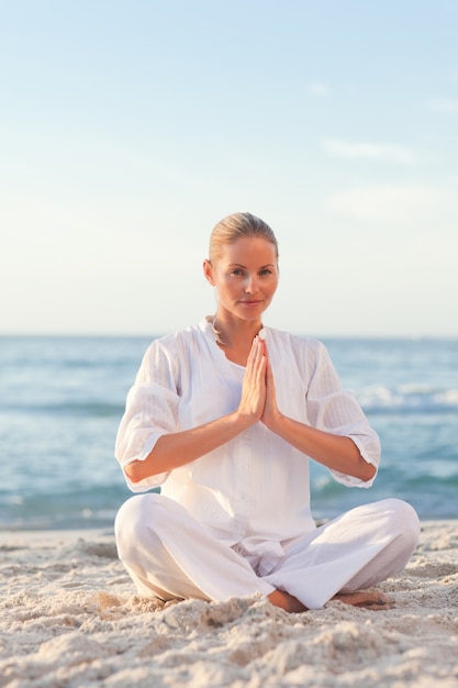 Mulher calmo praticando yoga