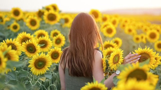 Mulher caminha por girassóis desfrutando de momentos vívidos