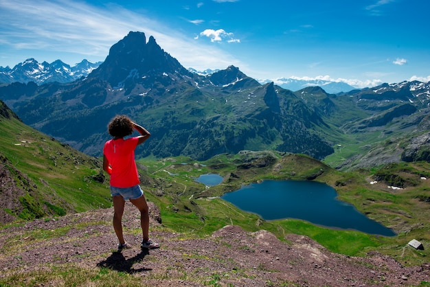 Mulher caminhando à procura do pic du midi ossau nas montanhas dos pirenéus franceses