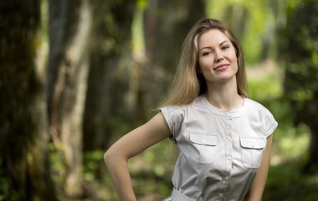 Mulher caminhando em um parque, horário de verão