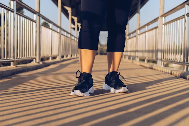 Mulher caminhando exercício no viaduto