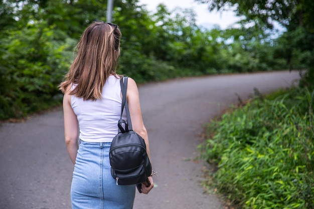 Mulher caminhando na estrada