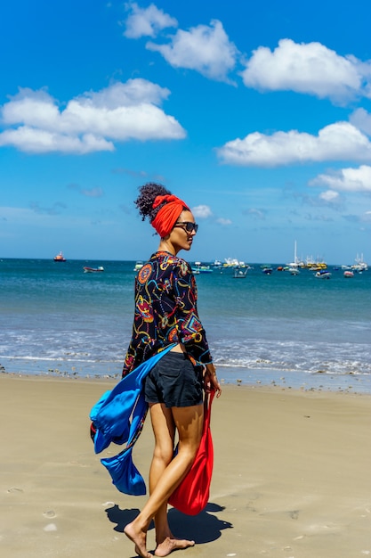 mulher caminhando na praia