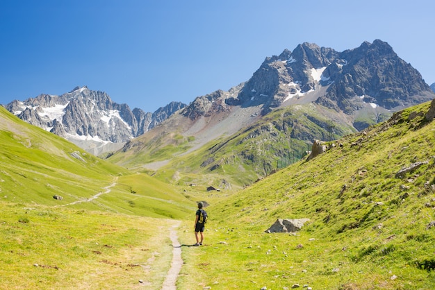 Mulher caminhando nas montanhas