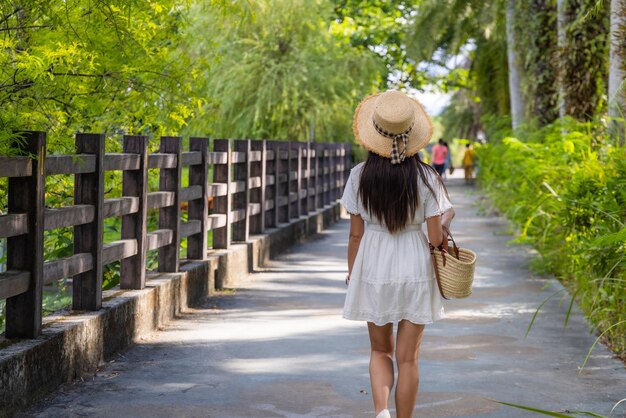 Mulher caminhando no campo