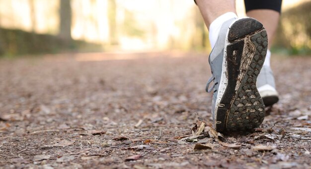 Foto mulher caminhando no parque ao ar livre fazendo exercício de corrida