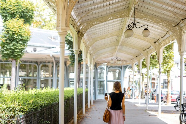 Mulher caminhando no parque perto da antiga casa de bombas na cidade de Vichy, França