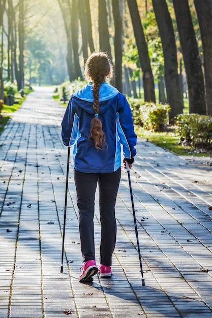 Mulher caminhando no parque