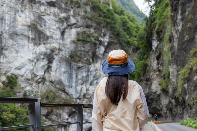 Mulher caminhando para o desfiladeiro de Taroko em Hualien, Taiwan