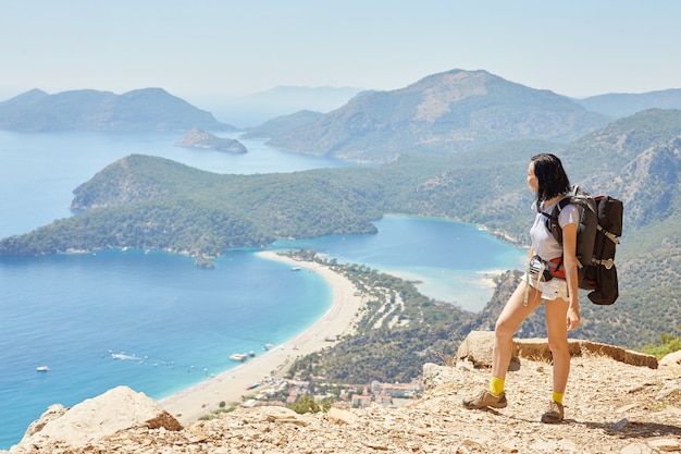 Foto mulher caminhando pelo caminho da lícia com mochila