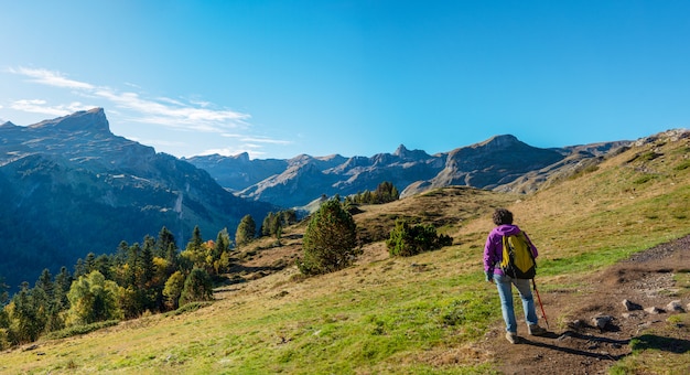 Mulher caminhante caminhando nas montanhas dos Pirinéus, perto do Pic Ossau