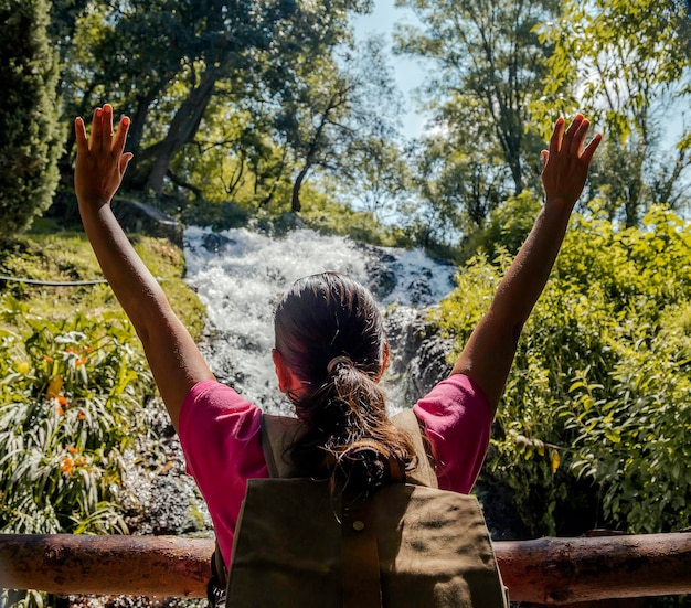 Foto mulher caminhante com os braços abertos