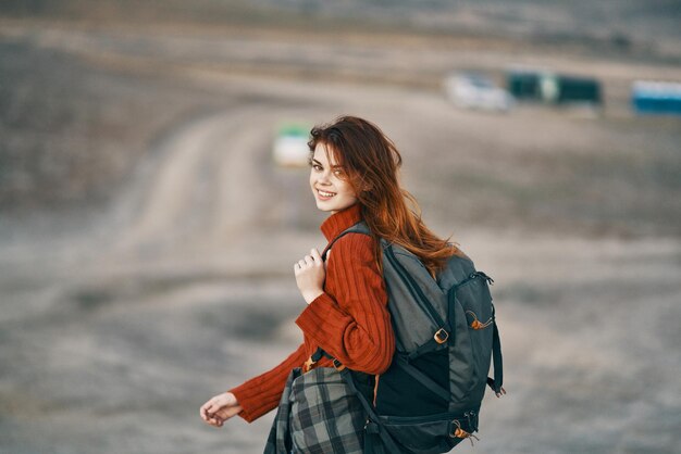 Mulher caminhante nas montanhas viaja com paisagem de mochila Foto de alta qualidade