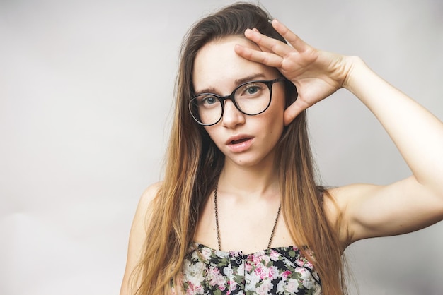 Mulher cansada com um lindo cabelo comprido e óculos com problemas