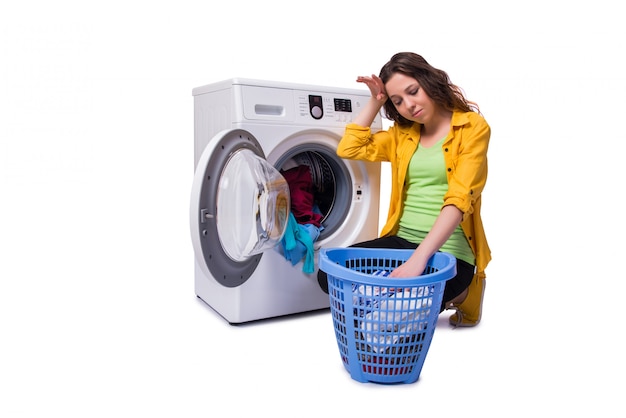 Mulher cansada depois de lavar roupa isolada no branco