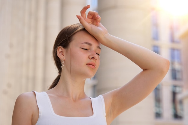 Foto mulher cansada doente e exausta linda garota está sofrendo de sol quente de insolação de verão