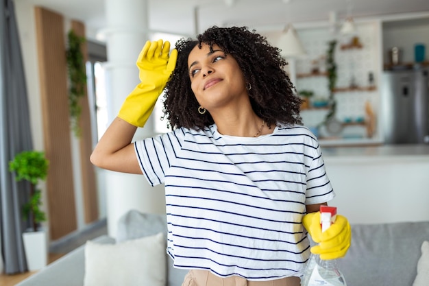 Foto mulher cansada e exausta frustrada por fazer muito trabalho sobre a casa descansando por um minuto ou limpando a testa depois de terminar o trabalho conceito de limpeza doméstica