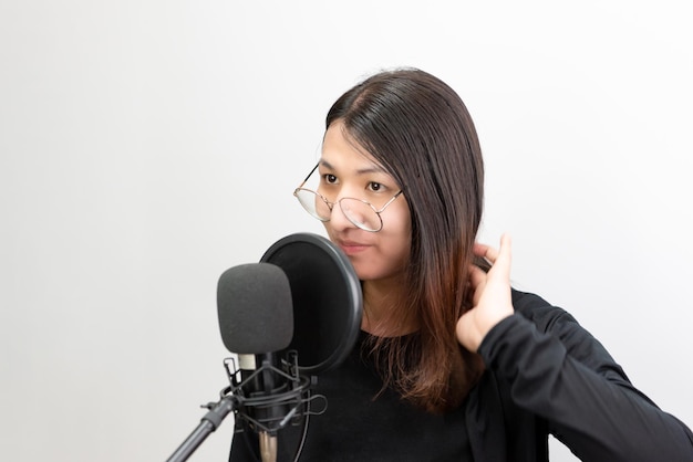 Mulher cantora LGBTQ canta uma música com microfone