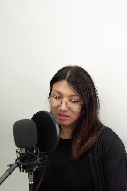 Mulher cantora LGBTQ canta uma música com microfone
