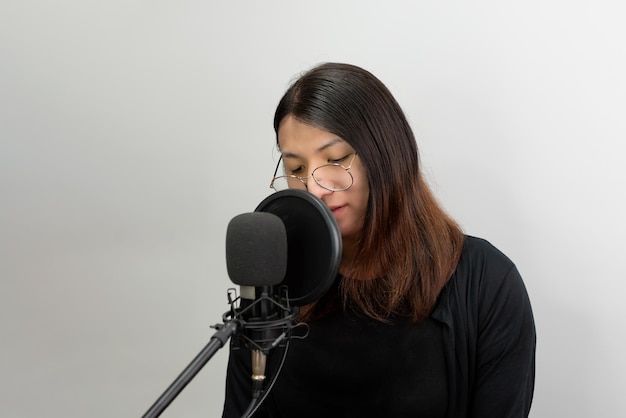 Mulher cantora LGBTQ canta uma música com microfone