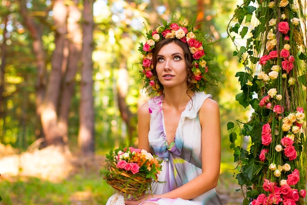 Mulher carinhosa em grinalda de flores rosas.