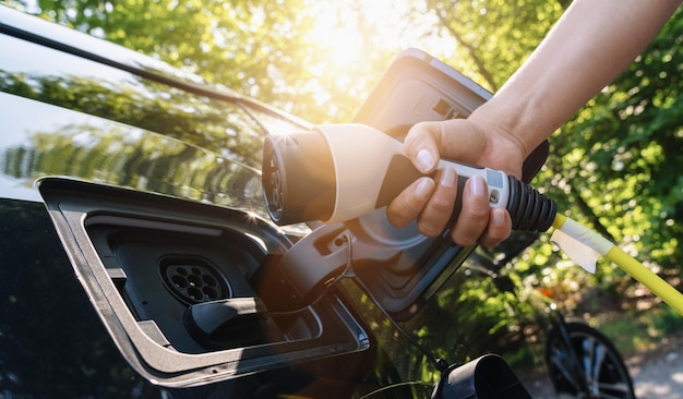 mulher Carregando bateria de um carro elétrico