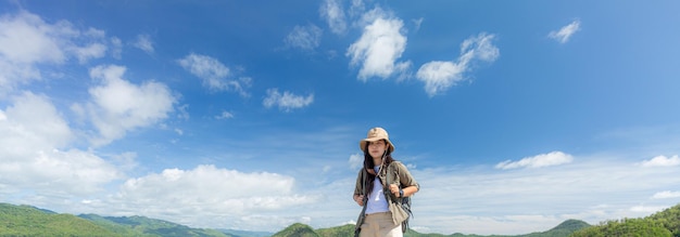 Mulher carregando uma mochila viajando nas montanhas,vista horizontal de mulher irreconhecível no topo