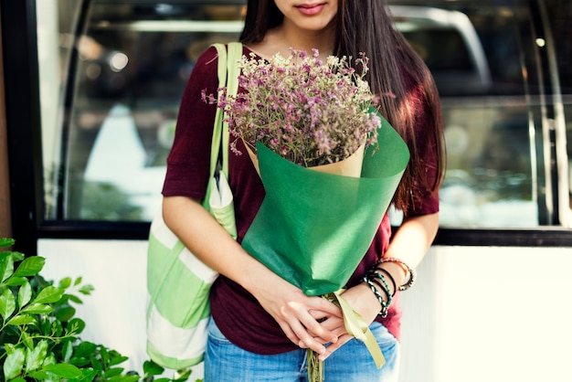 Mulher, carregar, um, buquê flores