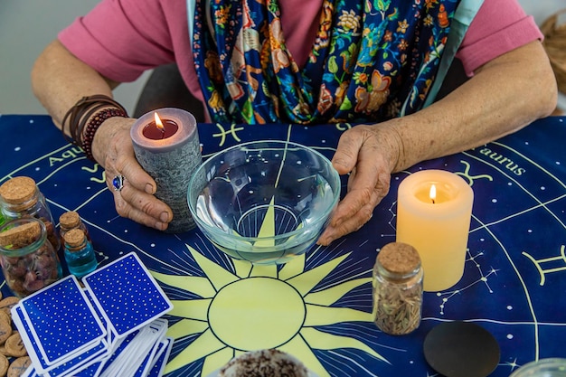 Mulher cartomante adivinhando velas de cera Foco seletivo